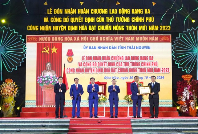 Huyện Định Hóa đón nhận Huân chương lao động hạng ba và Bằng công nhận huyện đạt chuẩn nông thôn mới 6.jpg