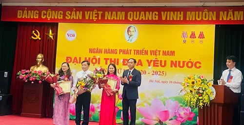 Tổng Giám đốc VDB Đào Quang Trương trao Bằng khen cho 3 đơn vị