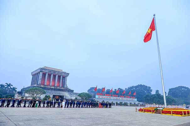 Đại biểu dự Đại hội Đảng lần thứ XIV vào Lăng viếng Chủ tịch Hồ Chí Minh- Ảnh 10.