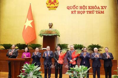 Thủ tướng Phạm Minh Chính, Chủ tịch Quốc hội Trần Thanh Mẫn, Chủ tịch UBTW MTTQ Việt Nam Đỗ Văn Chiến cùng các Phó Chủ tịch Quốc hội tặng hoa chúc mừng Tổng Bí thư Tô Lâm và Chủ tịch nước Lương Cường.
